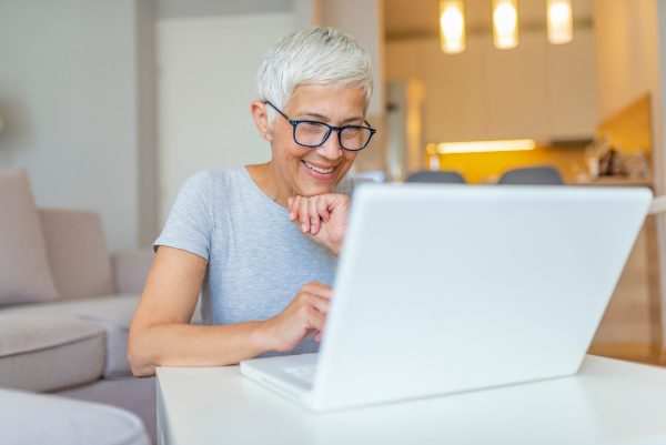 Žena u notebooku hledá informace o stravě