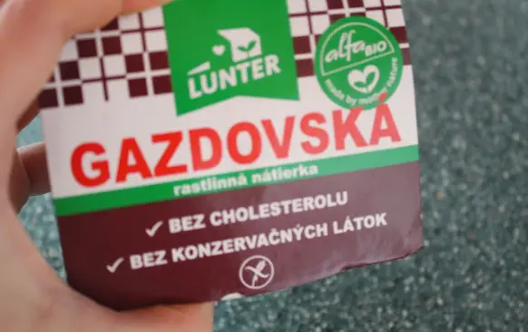 Zeleninu si v nádobke, v ktorej ju budeme mixovať, ochutíme. 
Mixujeme metličkovým mixérom.
Počas mixovania postupne dolievame smotanu, trošku oleja a Gazdovskú nátierku.