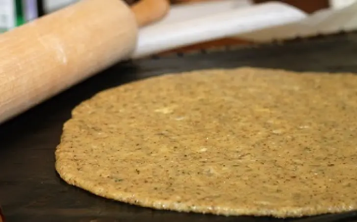 Sýrové těsto na pizzu (nízkosacharidový, bezlepkový)