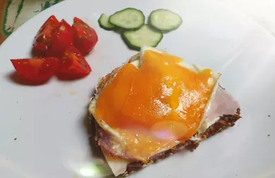 Vejce se sýrem , šunkou a Fit chlebem