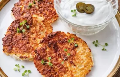 Květákové placičky s jalapeno dipem