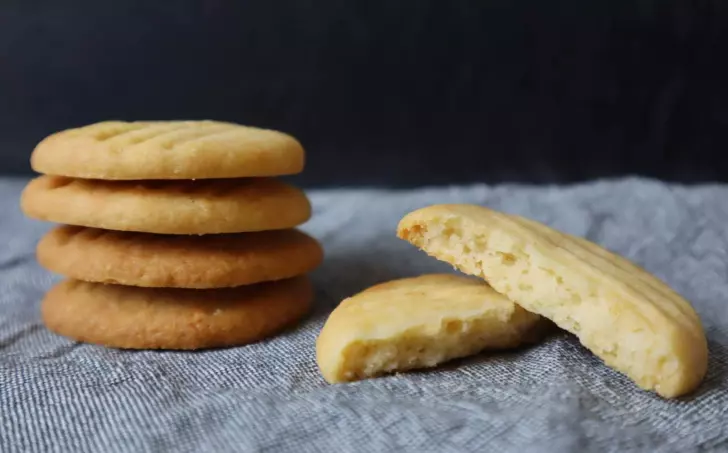 Domácí křupavé máslové sušenky s parmezánem (bez vajec)