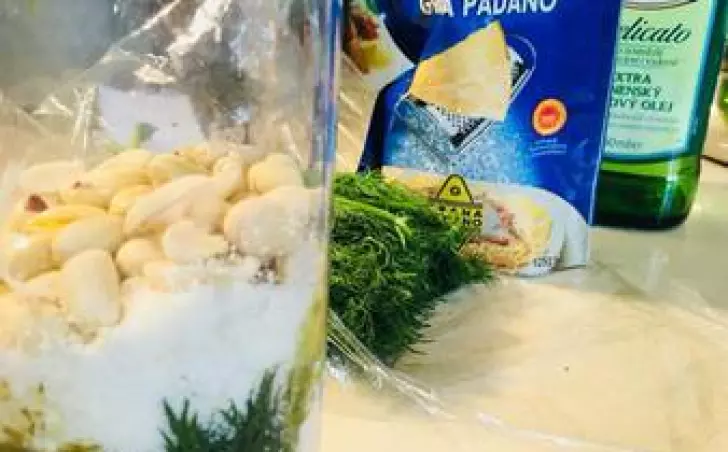 Žitné těstoviny s koprovým pestem