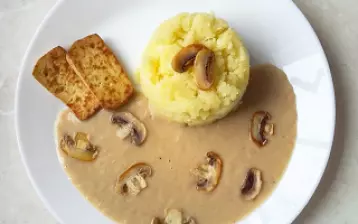 Šťouchané brambory s cibulovou omáčkou, žampiony a lahůdkovým tofu