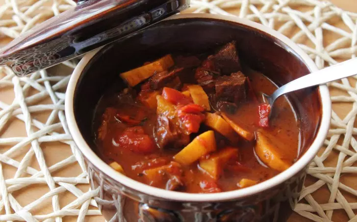 Pikantní veggie jackfruit guláš