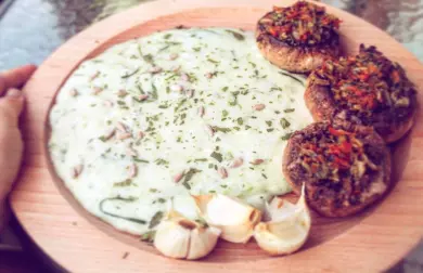Pažitková #veggie omáčka a plněné steakové žampiony