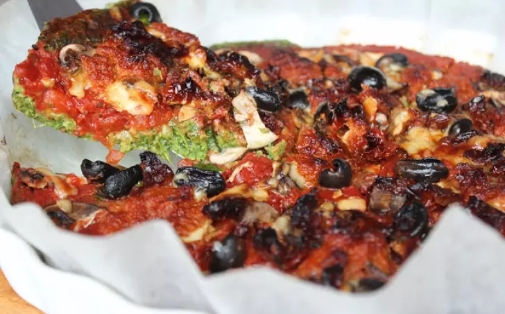 Špenátovo-rajčatová vegetariánská pizza z ovesné mouky