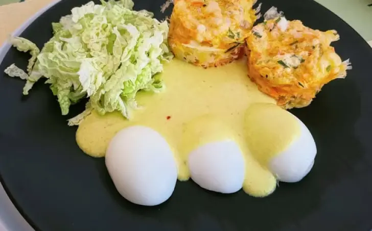 Vejce s dijonskou omáčkou a mrkvové knedlíky