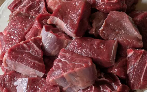 Houby zalijeme vroucí vodou a necháme je odstát aspoň půl hodiny. V hrnci rozehřejeme sádlo, přidáme nadrobno nakrájenou cibuli a pomalu ji smažíme do zlatohněda. Když je hotová, podlijeme ji trochou vody, necháme vodu vydusit a totéž ještě jednou zopakujeme.