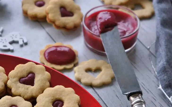 LINECKÁ KOLEČKA S MALINOVOU MARMELÁDOU - low carb cukroví