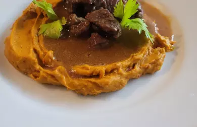 HOVĚZÍ NA VÍNĚ S DÝŇOVÝM PYRÉ