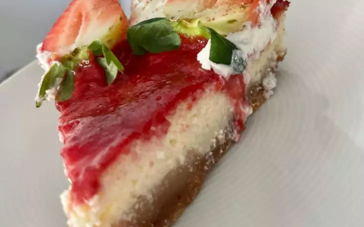 Lowcarb cheesecake s jahodovým rozvarom