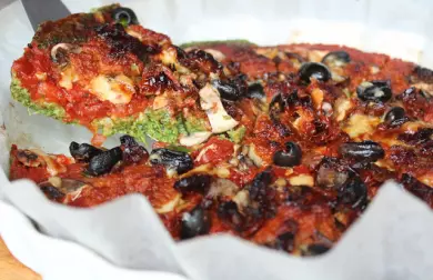 Špenátovo-rajčatová vegetariánská pizza z ovesné mouky