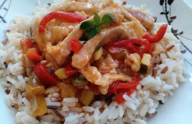 Domácí Sweet And sour omáčka s vepřovým masem a divokou rýží