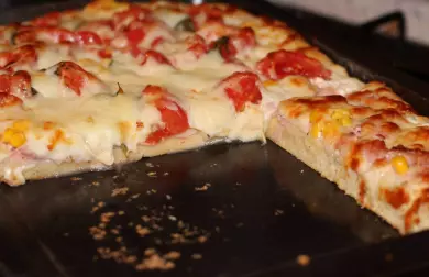Špaldová pizza bez kynutí s kysanou smetanou