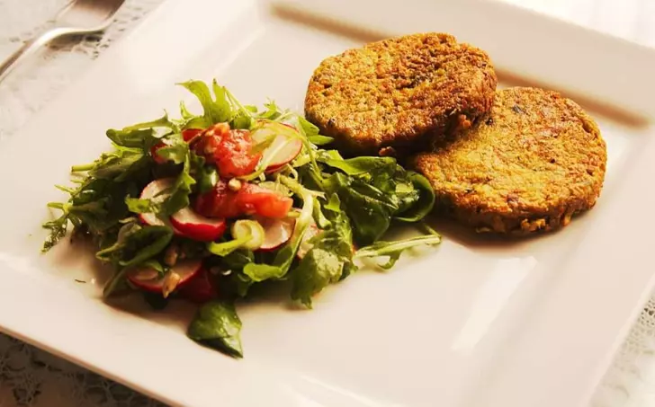 Vegetariánské mrkvovo-žampionové kari karbanátky