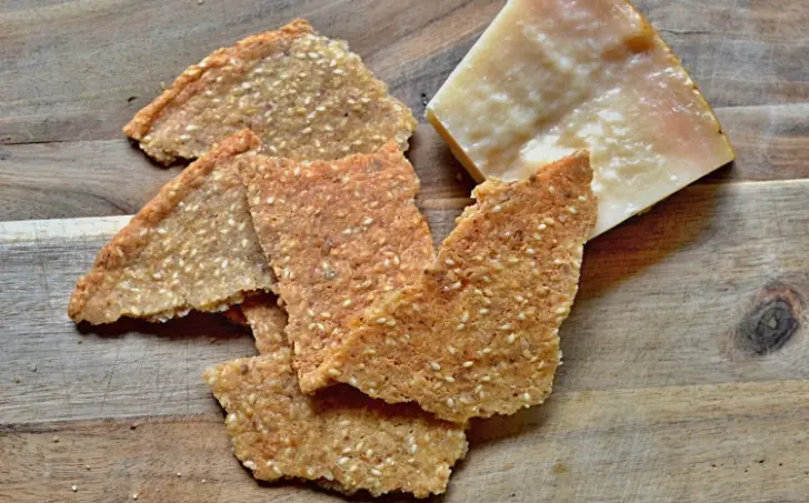 Bezlepkový parmazánový knäckebrot