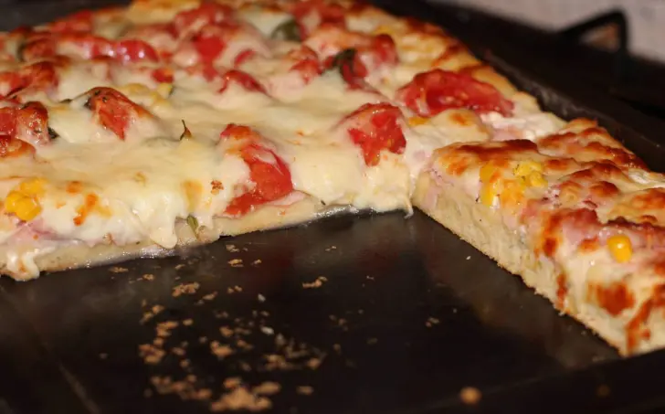 Špaldová pizza bez kynutí s kysanou smetanou