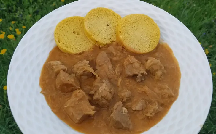 Segedínsky guláš s low carb knedlíkom