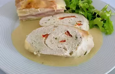 Jemná kuřecí roláda s dijonskou omáčkou a zapečená kedlubna