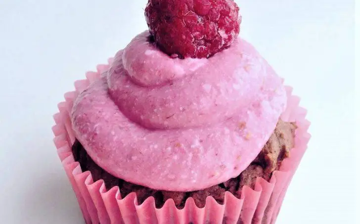 Perníkové cupcakes s malinovým krémom