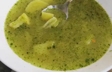 Slovenská bryndzová polévka "Demikát" s vylepšovákem v podobě medvědího česneku