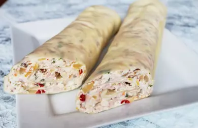 Bohatá vegetariánská sýrová roláda s kousky vlašských ořechů a olomouckými syrečky