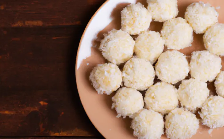 Kokosové kuličky (vegan raffaello)
