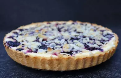MALINOVO-BORŮVKOVÝ KOLÁČ S DROBENKOU (LOW CARB)