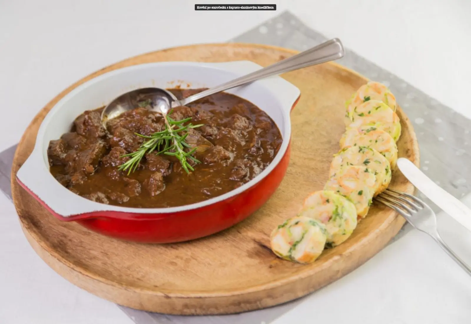 Hovězí po staročesku s kapusto-slaninovým knedlíčkem