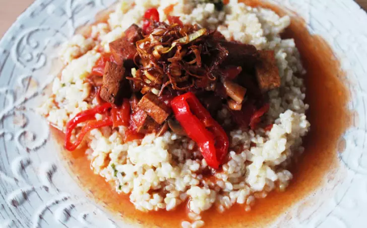 Sladkokyselé tofu obalené datlovým sirupem a balsamicem