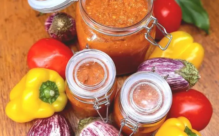 Domáci ajvar - zeleninová pikantná zmes