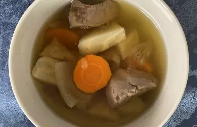 Základní zeleninová polévka s krůtími játry