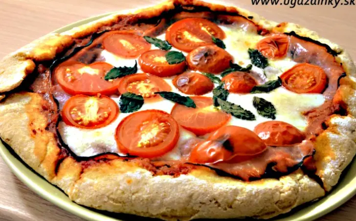 Bezlepková pizza z rýžové a kukuřičné mouky