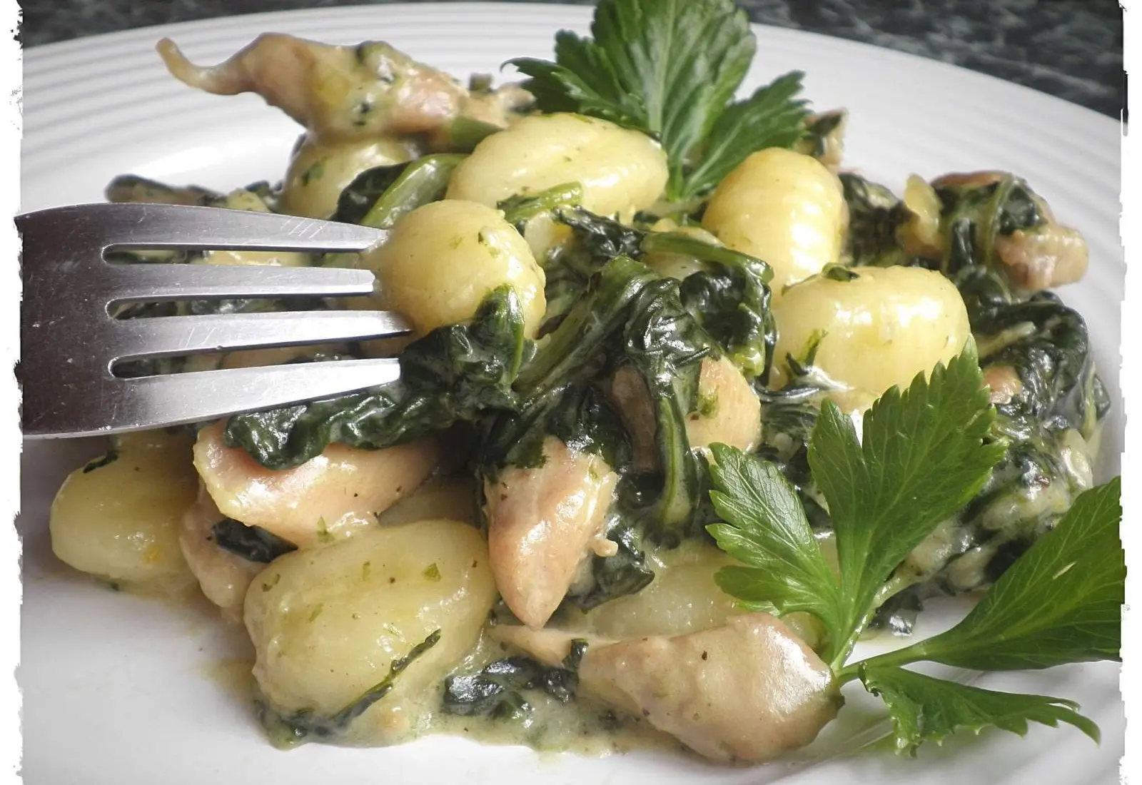 BRAMBOROVÉ GNOCCHI SE ŠPENÁTEM A KUŘECÍM MASEM