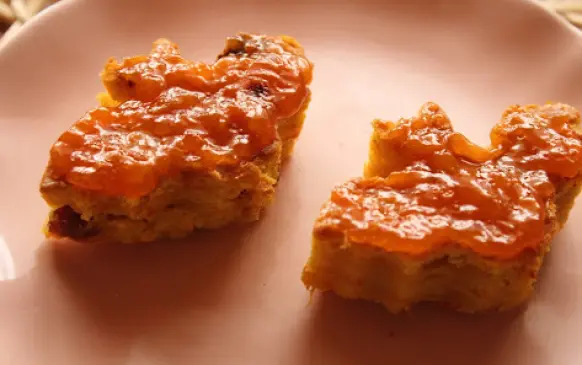 Vychladnutý koláč môžeme potrieť napríklad marhuľovým džemom, je skvelý aj na raňajky ku kávičke či čaju :)


Ak sa chceme trošku pohrať s tvarom koláča, môžeme si napríklad pomocou formičiek spraviť aj takýto halloweensky koláč :)