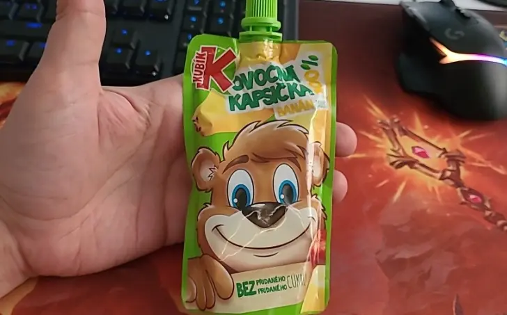 Perník zcelozrnné mouky s tvarohovým krémemem a malinovým želé