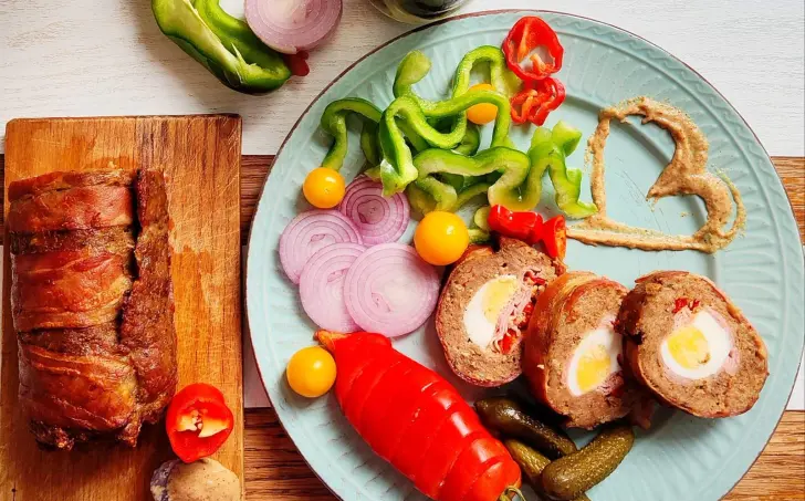 Plnená sekaná vajíčkom, šunkou a jalapeno