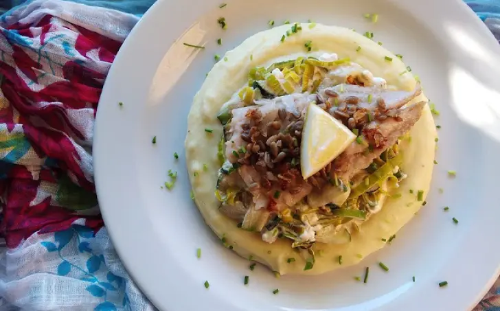 Tmavá treska so slnečnicovou krustou na pórkovo-cuketovom lôžku