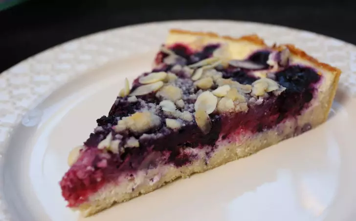 MALINOVO-BORŮVKOVÝ KOLÁČ S DROBENKOU (LOW CARB)