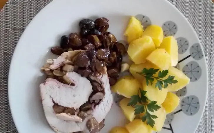 Krůtí roláda s houbami a anglickou slaninou - LC