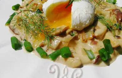 Čerstvé dubáky se smetanou a ztraceným vajíčkem