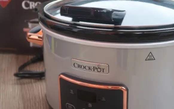 Recept je co do popisu a práce velmi jednoduchý a jediné, co vyžaduje, je čas. Nemusíte u něj ale stát, nemusíte nic míchat, a díky pomalému hrnci nemusíte ani hlídat stopky. Tohle úžasné zařízení totiž udělá vše za vás. Jde o hrnec, který je napojený na elektřinu a má časovač, a v tom je vlastně celý zázrak. A pak taky v tom, že takto pomalu vařené jídlo má daleko silnější a podmanivější chuť. Já mám k dispozici tento typ značky Crock-pot, který nabízí dva stupně „pomalení“ – pomalejší, na nižší teplotu, a trošku intenzivnější, s teplotou vyšší. Ovládání je velmi jednoduché – kromě intenzity si nastavíte už jen čas vaření (od půlhodinky až po 30 hodin) a hrnec se sám dle nastavení spustí. Po dokončení naplánovaného procesu se přepne do režimu údržby teploty, aby vám jídlo nevychladlo. Objem je 3,5 litru a vnitřní nádoba se dá vytáhnout, bez problémů umýt v myčce a nebo třeba šoupnout do trouby.