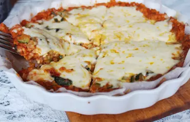 Slaný quiche z korpusu z červené čočky s cuketou