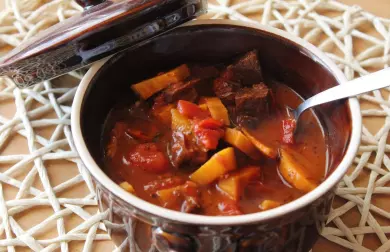 Pikantní veggie jackfruit guláš