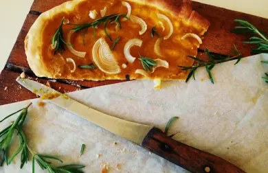 Dýňový flammkuchen s cibulí a rozmarýnem