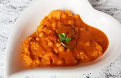 Srdíčkové vegan cizrnovo - cuketové kari na rozmačkaných batátech