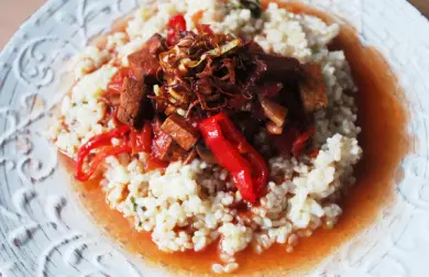 Sladkokyselé tofu obalené datlovým sirupem a balsamicem