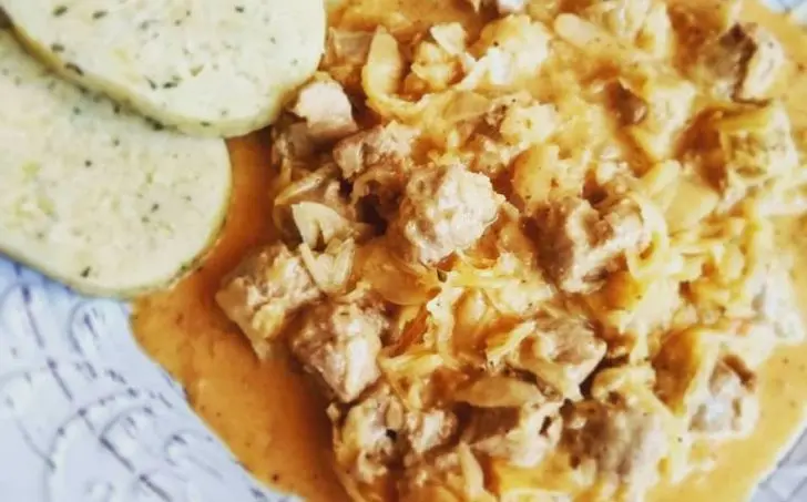 Veggie segedínský guláš s vegetariánským bramborovým knedlíkem