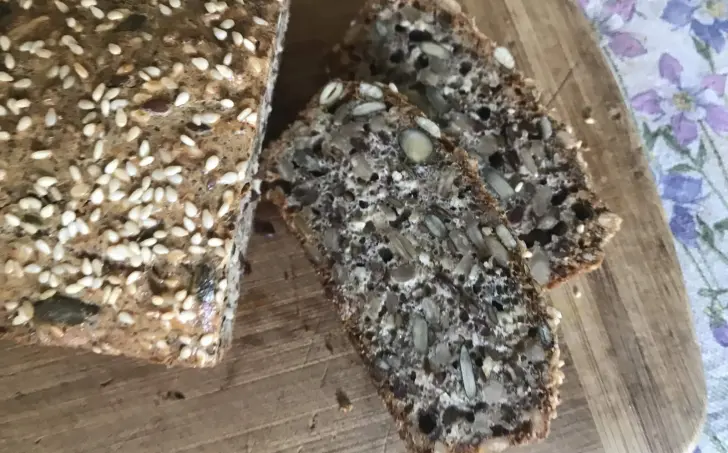 Lowcarb semínkový chléb